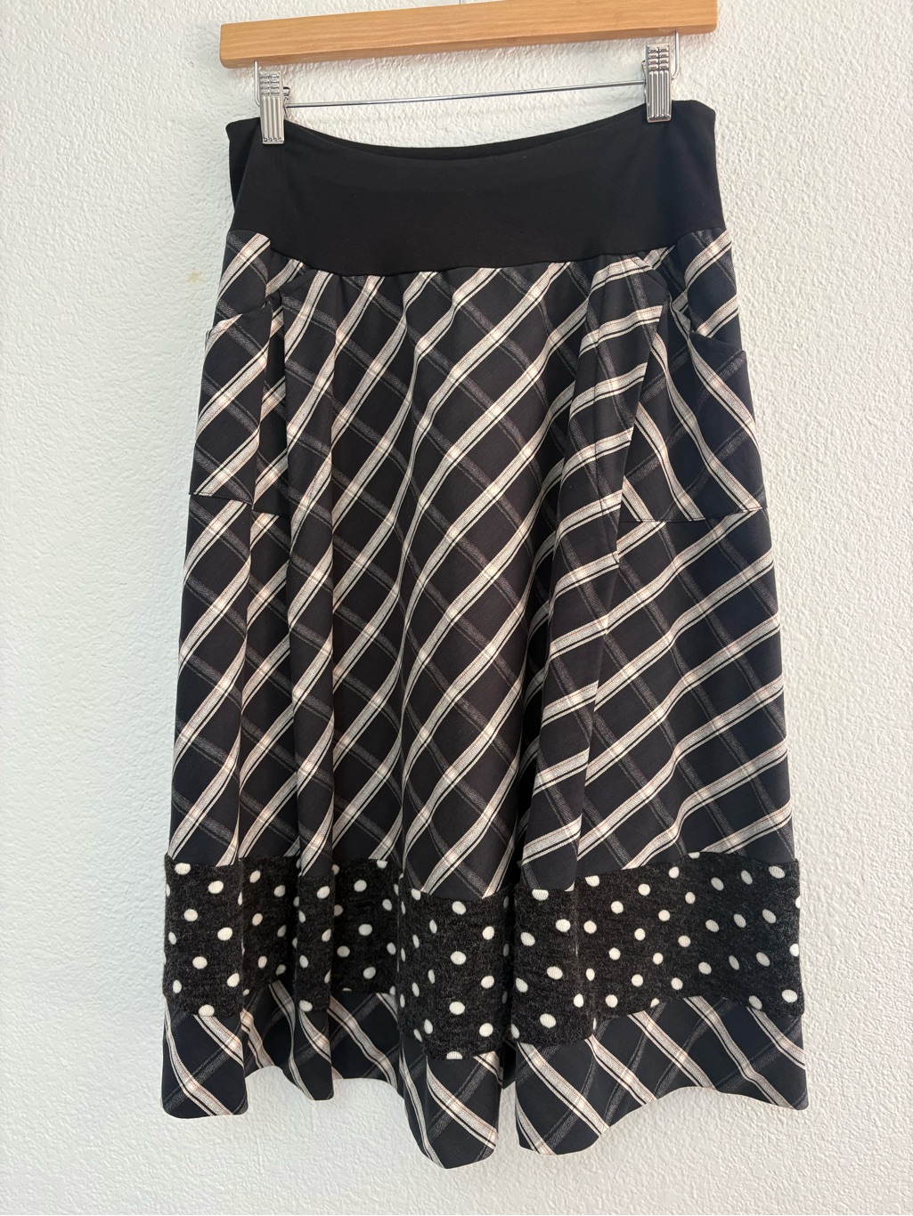 Black & White Midi Skirt With Diagonal Stripes And Polka Dot Hem